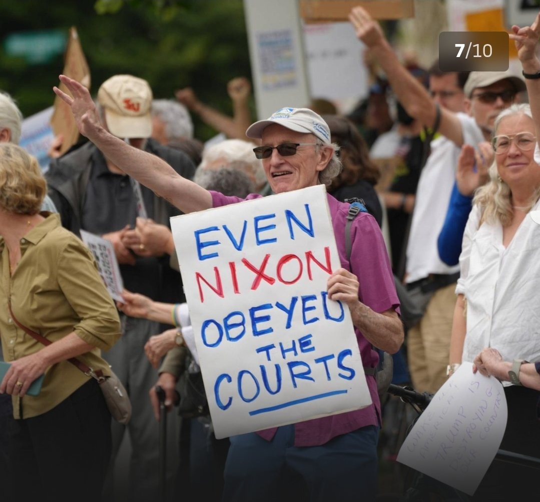 <a href="/DerPfahler/">Vlad der Pfähler</a> <a href="/sternde/">stern</a> Faschismus-Experten sind sich sicher:"Gruß der Na*is. Die Fratze des Faschismus ist zurück!".