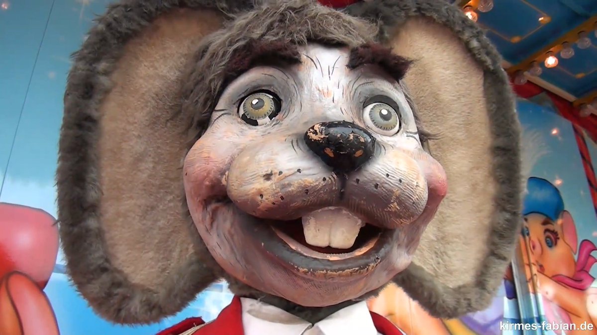 Fijn om te zien dat jaren 80 Euromaus, nadat hij werd ontslagen door Europa-Park, nog aan de slag kon als barker bij het reizende Mäuse-Circus van Lemoine. Of hij ook echt succes heeft met het aantrekken van bezoekers betwijfel ik.