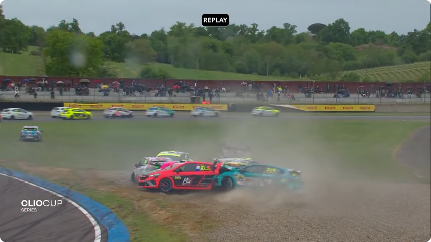 rafal016's tweet photo. Renault Clio przegrały z aquaplaningiem na Nogaro :v #ClioCupSeries https://t.co/RfkxzRQ6Js