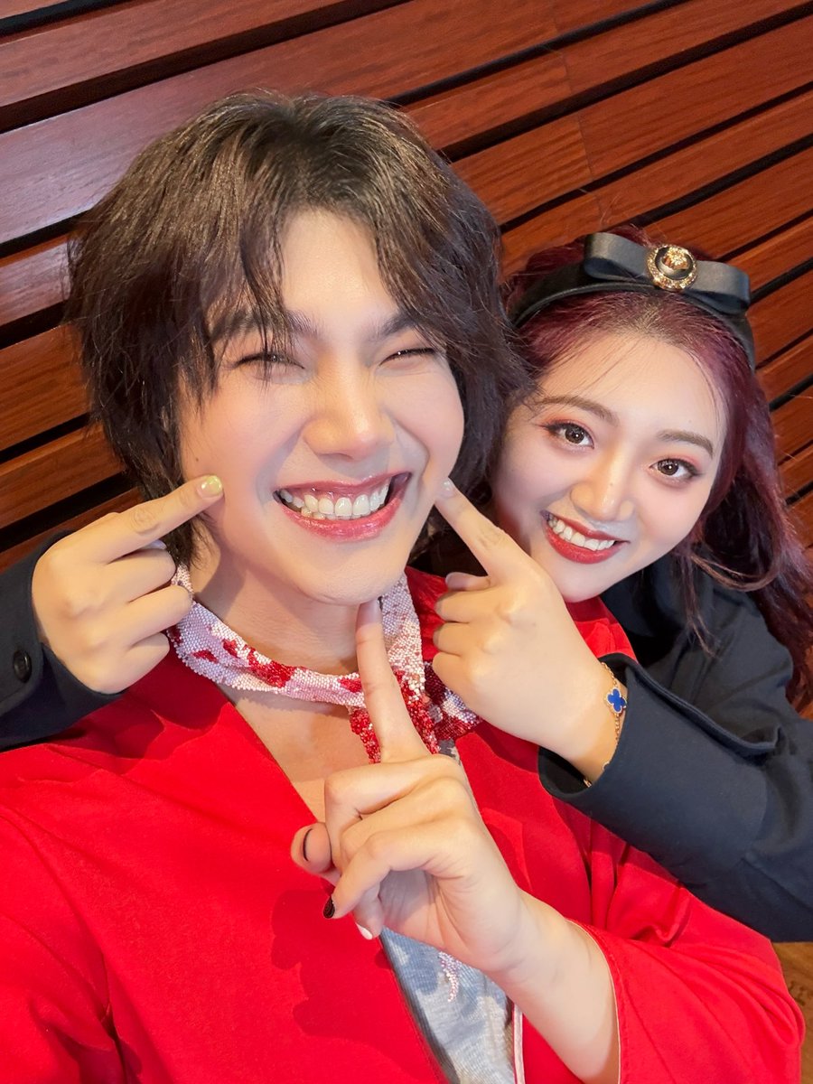 甜美的笑容和大眼睛很难并存🤭<a href="/JakeB4rever/">BIU.</a> 
没事，怎样都很帅很好看🥰
（ps日本拍照的打光好折磨人🤣)

SPRING DATE WITH BUILD
#BuildJPFanmeeting2025
#BuildJakapan
#Beyourluve