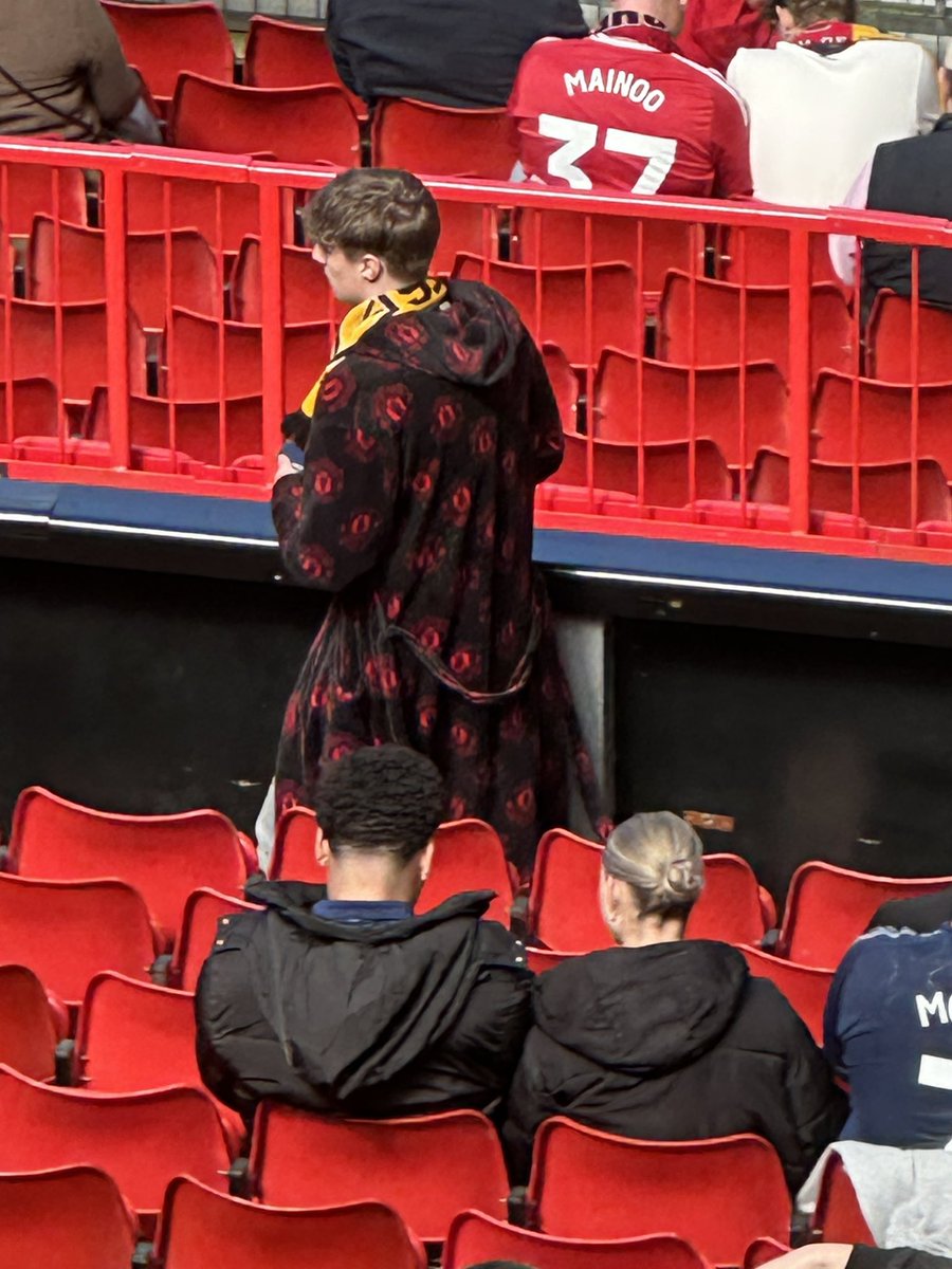 muppetmoment's tweet photo. I have an issue with dry robes being worn more than 50yds from open water and as a fashion coat (it’s a wearable towel folks!) but wearing a dressing gown to a football match is another level!!
#WhenIComeToPower….. 😂 https://t.co/MII0OotVpn
