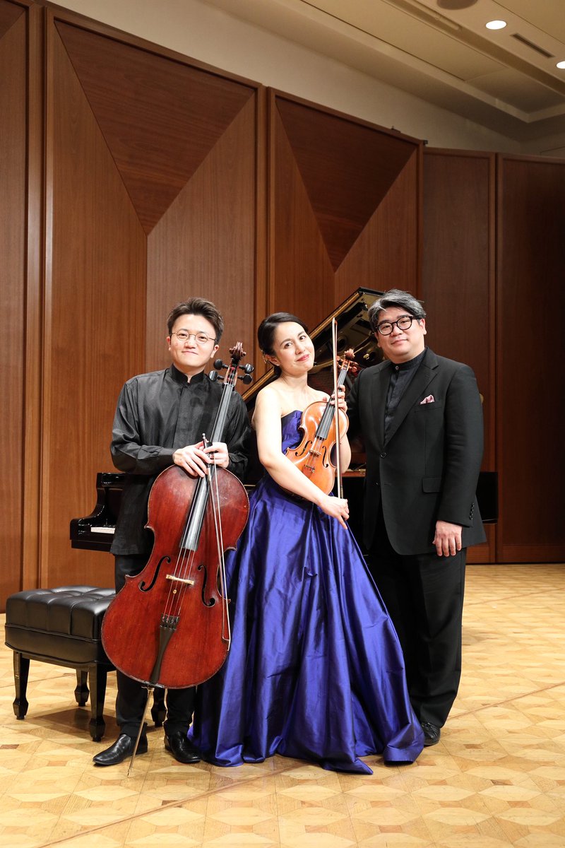 mayuko_violin's tweet photo. 昨日多くのお客さまに支えられ、リサイタルを終えました♬
弾きっぱなしのモーツァルトのロンド。
初めて挑んだクロイツェルソナタ。そして2005年の初リサイタルで演奏したブラームスのピアノトリオ第1番。
どの瞬間も緊張と喜びの境界線を行ったりしきたりしながら→続 https://t.co/iGa8RPSR5k