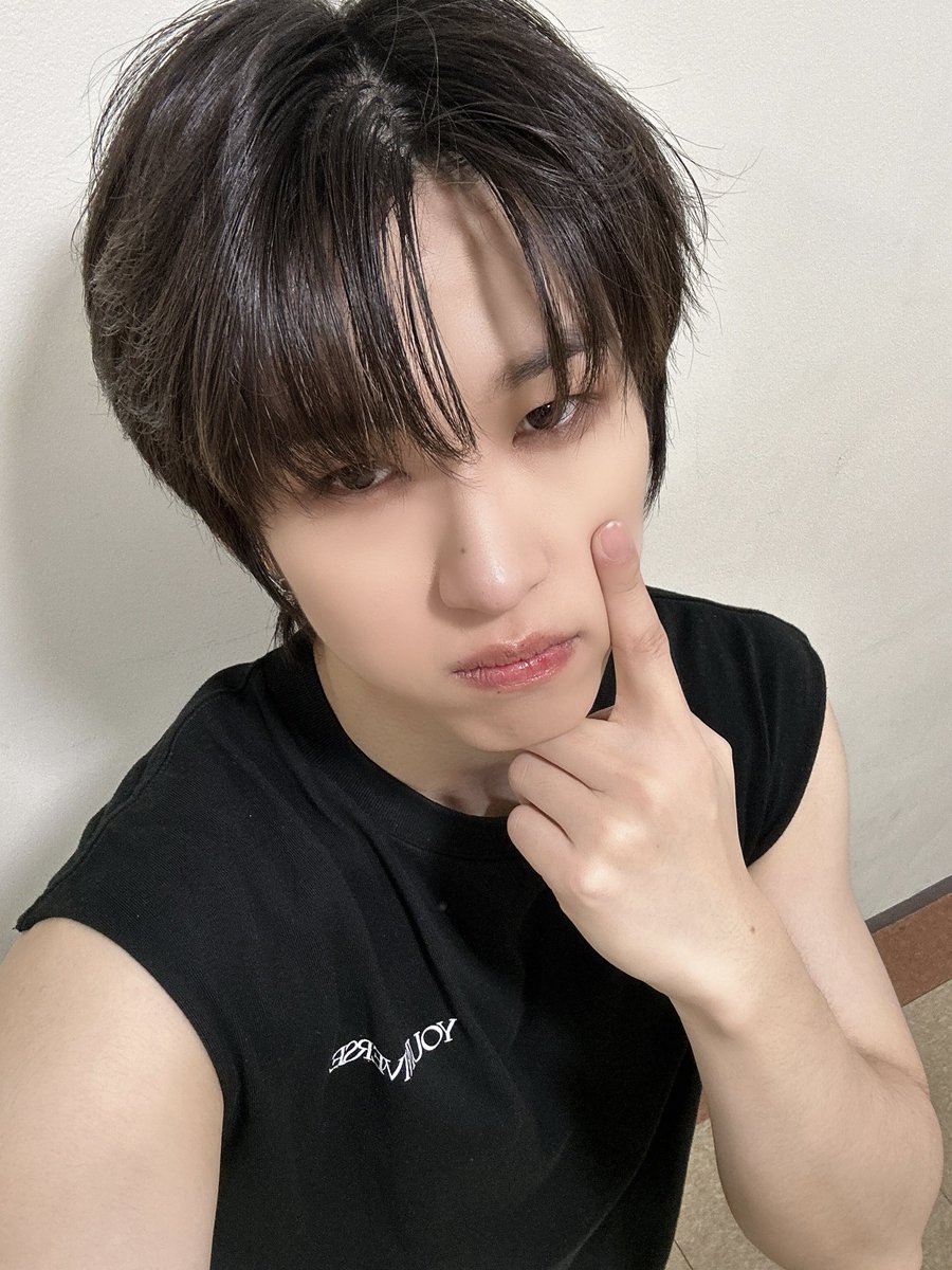 핫 보이도 눈물을 흘린ㄷr…….

#DEY #데이 
#YOUNIVERSE_CONNECTED
#YOUNITE_3RD_ANNIVERSARY
