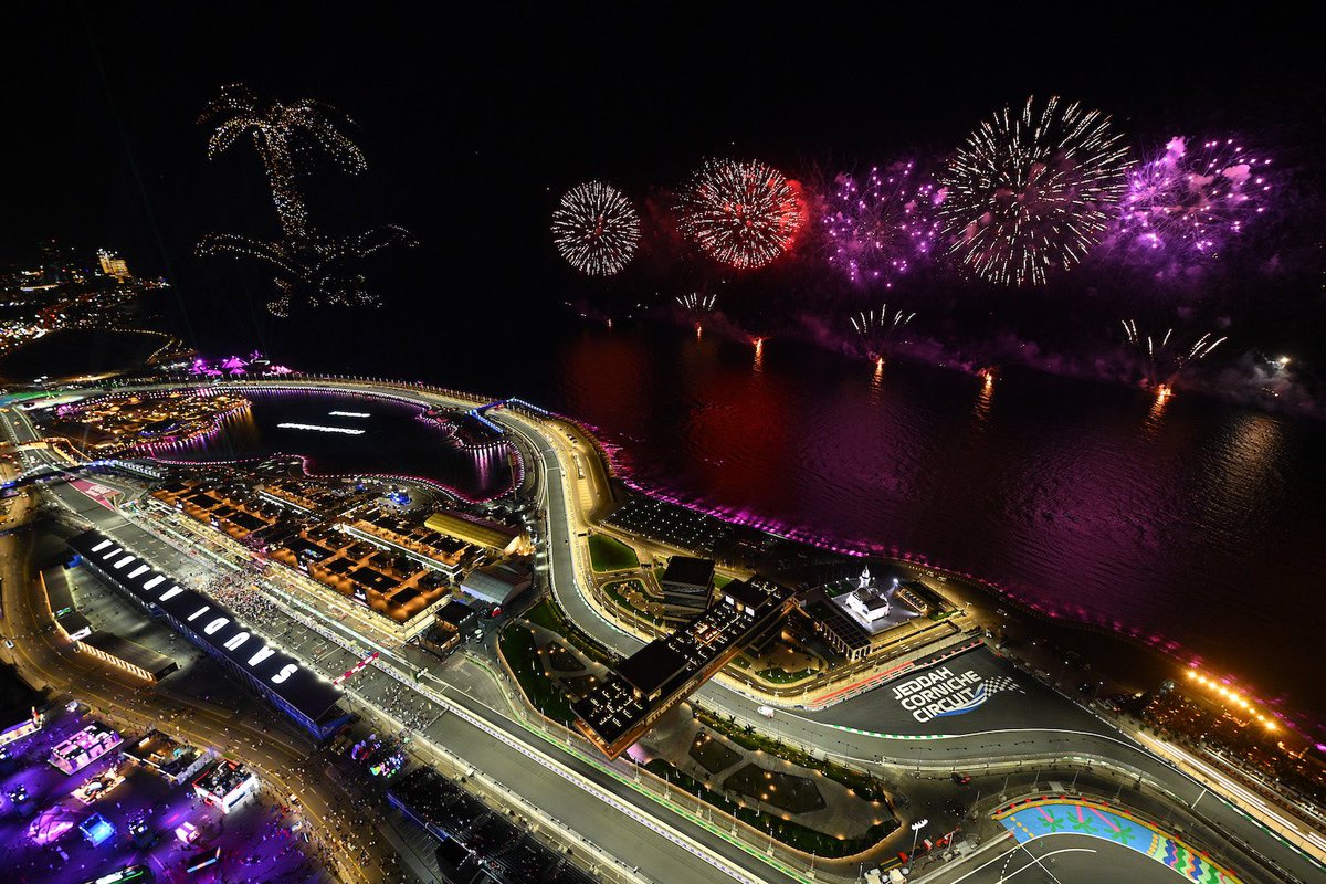SaudiNieuws's tweet photo. Hoe laat begint de #formule1 in #Saoedi-Arabië? 🏎️🇸🇦

De race begint op zondag 20 april om 19:00 uur Nederlandse tijd. 🇳🇱⏱️

Het #Jeddah Street Circuit blijft tot en met 2027 de locatie van de Formule 1 #GrandPrix, in afwachting van de voltooiing van het #Qiddiya-circuit. 🏁🏆🌎 https://t.co/vvpzkuTipz