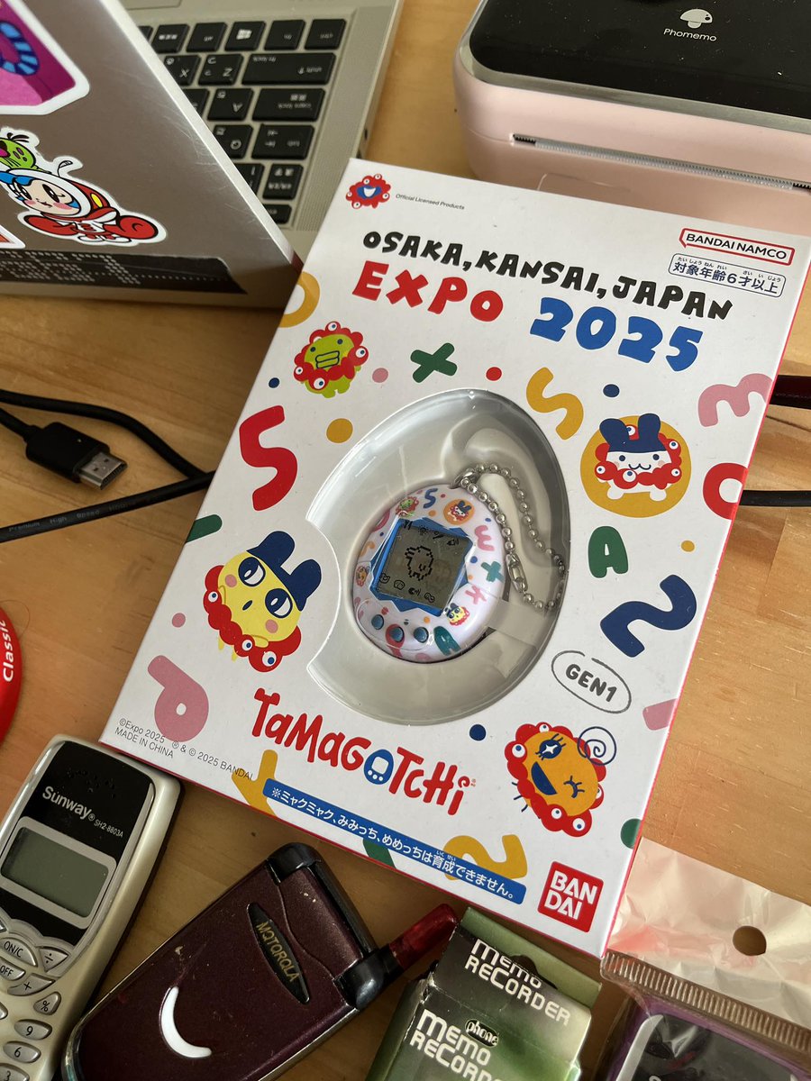 hortense667's tweet image. こんな写真を撮られていたとは!
G-C-G-D7-G
Apple IIcもお買い上げ、画面に出ているのはPacMacならぬPuck Man。
EXpo 2025 Tamagochiは、非売品のつもりだったけどスマホで撮って娘に送ったら欲しいと言われたという方がおられて現地での購入価格でお譲りしてしまいましたー。