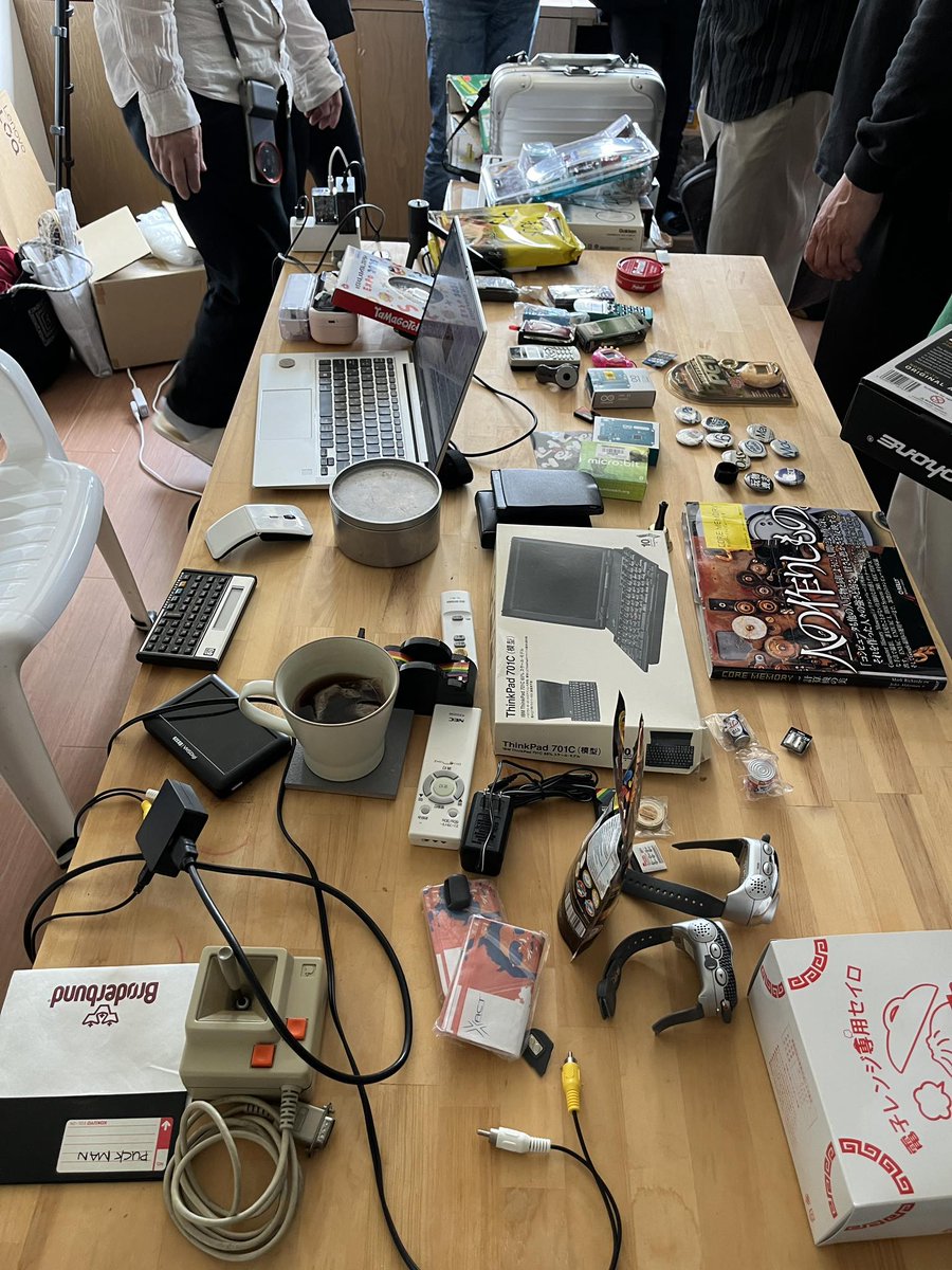 hortense667's tweet image. こんな写真を撮られていたとは!
G-C-G-D7-G
Apple IIcもお買い上げ、画面に出ているのはPacMacならぬPuck Man。
EXpo 2025 Tamagochiは、非売品のつもりだったけどスマホで撮って娘に送ったら欲しいと言われたという方がおられて現地での購入価格でお譲りしてしまいましたー。