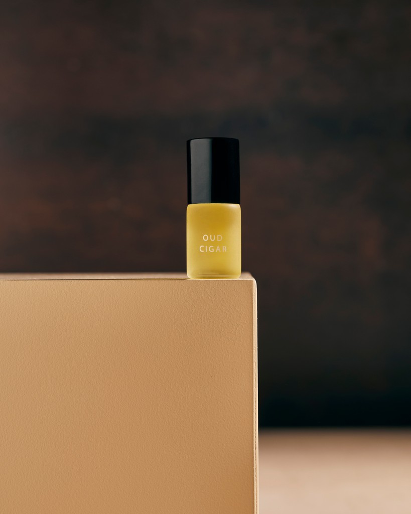 Want to feel like royalty? 🤴 Wear oud.
For centuries, it’s been a symbol of luxury in the Middle East and Asia—worn by kings, queens, and those who love the finer things in life.