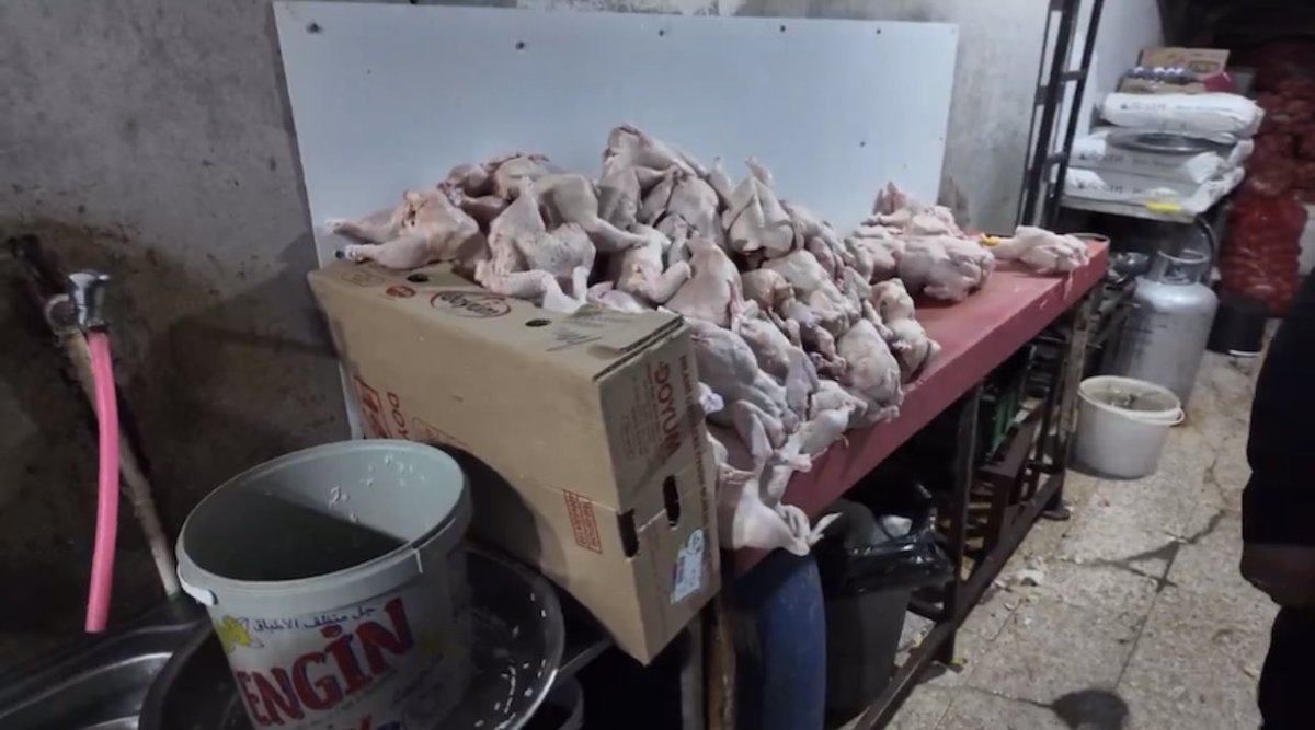 nocontextkilis's tweet photo. Kilis'te yabancı (?) bir 'insan?'ın dönercisi (!) https://t.co/kBUvKynz3s