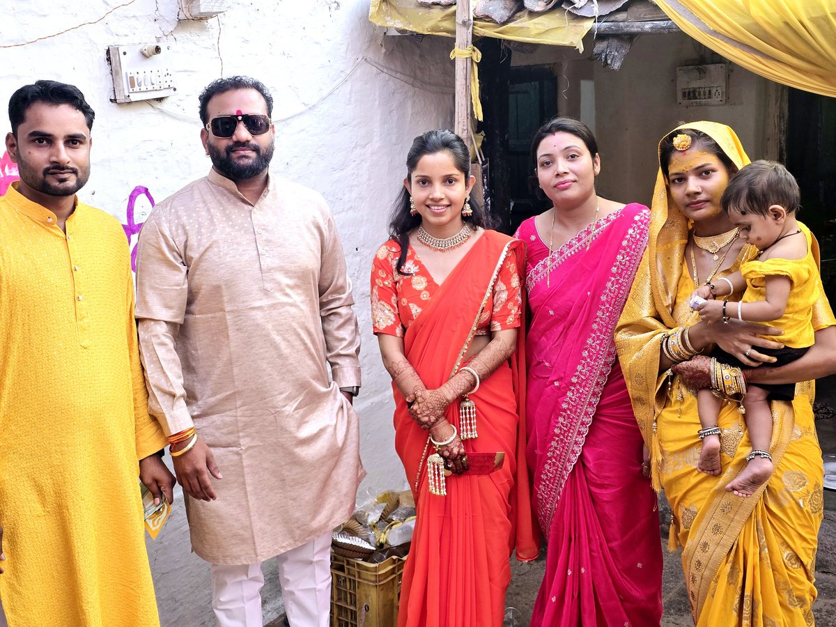 आज मुंगेली जिला के पथरिया क्षेत्र के ग्राम पडियाईन में मेरे पुराने साथी भाई लोकेश साहू जी की छोटी बहन दामिनी के विवाह अवसर पर उनके निवास पहुंचकर विवाह की बधाई एवं शुभकामनाएं दी...
<a href="/ApekshaAmitSahu/">Apeksha Sahu</a>