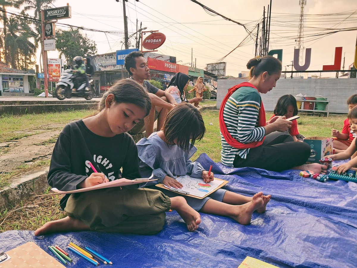 Aaaaa senang sekali setelah sekian lama Bogor hujan terus pas sore, hari ini cuaca cerah jadi Temi bisa buka lapak baca🥹🤍