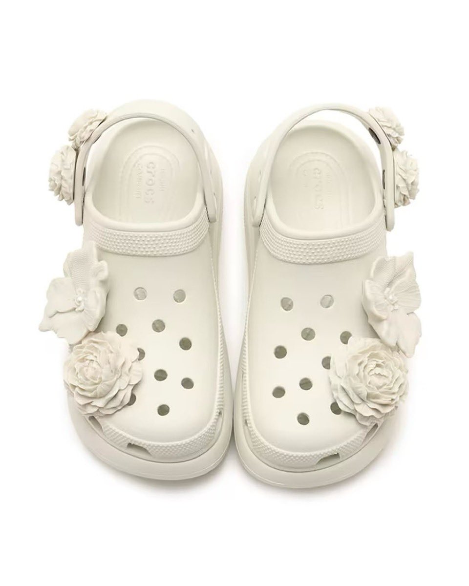 フラワーモチーフが映える crocs 『CRUSH BOUQUET CLOG』が国内各