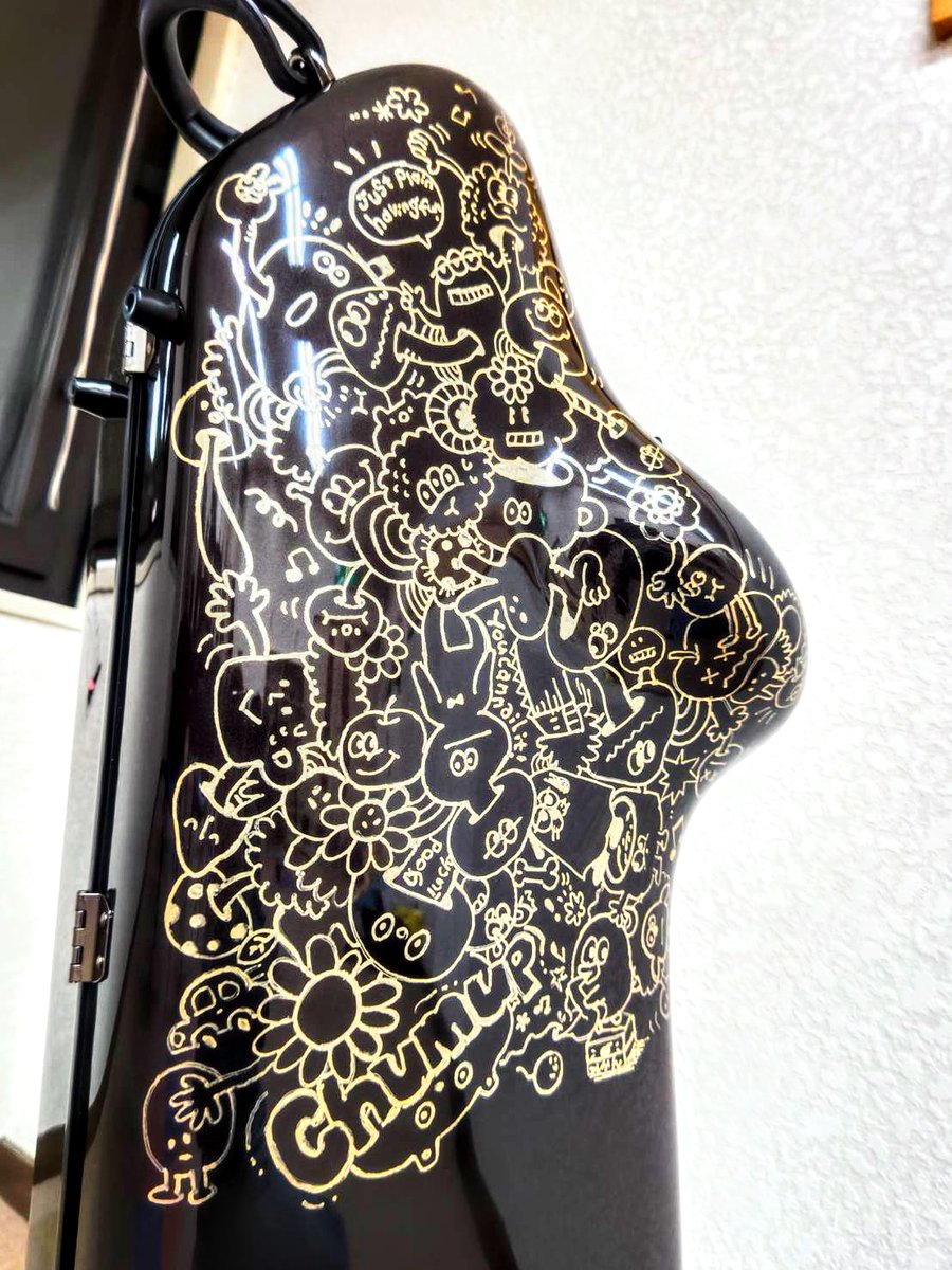 b_bird_doodle's tweet photo. 今年の冬アンサンブルコンクールの全道大会でこのケースを使いたいのでゴールドでお絵描きしてほしいとのご依頼
会場で、ケース可愛い!と言ってもらえたそうで描いた本人泣いて喜んでおります
#バリトンサックス
#baritonesaxophone
#saxophone
#楽器ケースにお絵描き
#ビバドゥ
#bibirdoo https://t.co/3KtpQ8nfMi