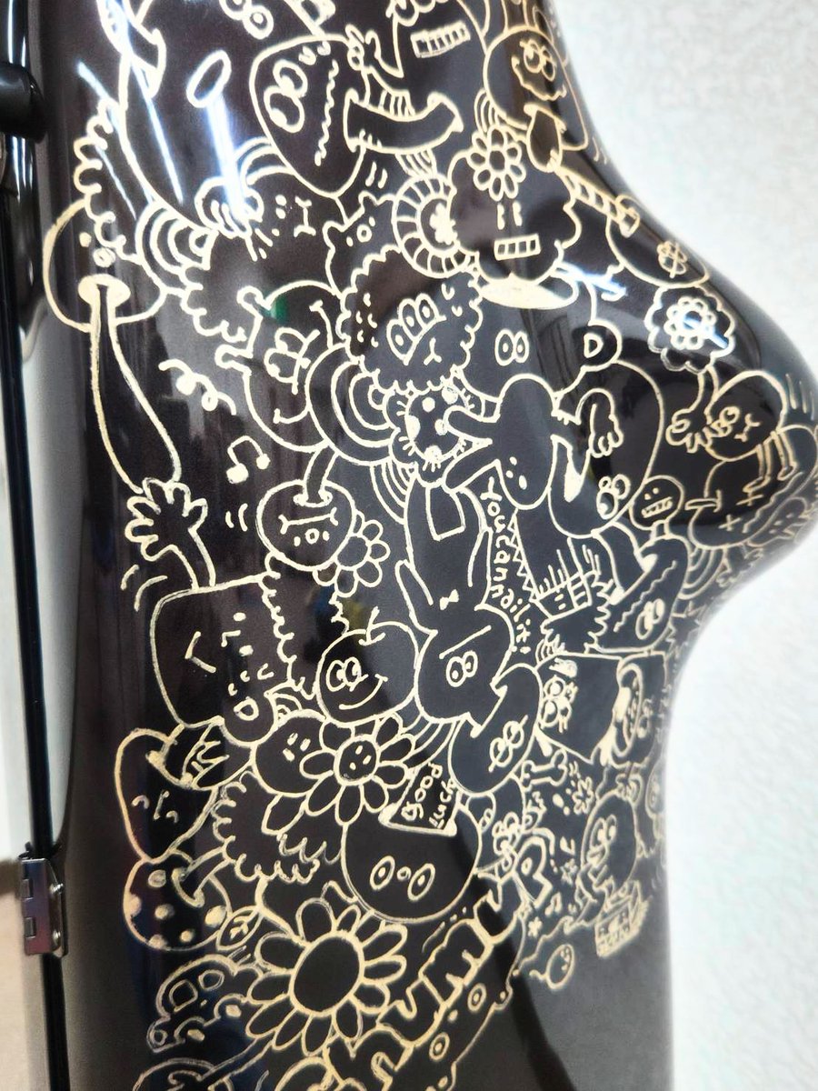b_bird_doodle's tweet photo. 今年の冬アンサンブルコンクールの全道大会でこのケースを使いたいのでゴールドでお絵描きしてほしいとのご依頼
会場で、ケース可愛い!と言ってもらえたそうで描いた本人泣いて喜んでおります
#バリトンサックス
#baritonesaxophone
#saxophone
#楽器ケースにお絵描き
#ビバドゥ
#bibirdoo https://t.co/3KtpQ8nfMi