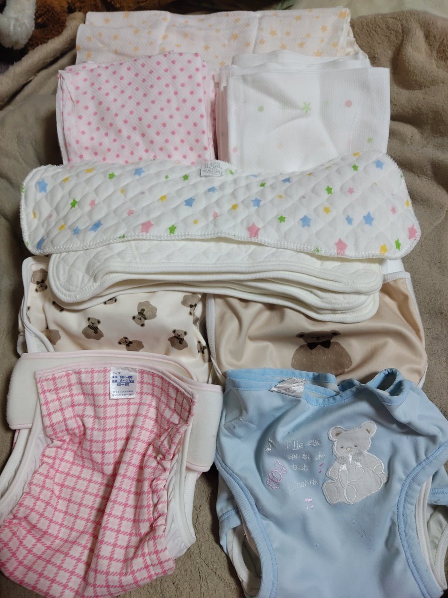 また、ヤフオクで布おむつを買いました。
おまけに付いてきたおむつカバーと布パッドです。