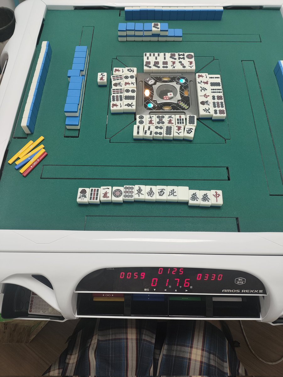 小男娘第一次去雀庄就和了役满国士无双！
女装打麻将有buff加成（×）
#男娘 #伪娘 #日麻