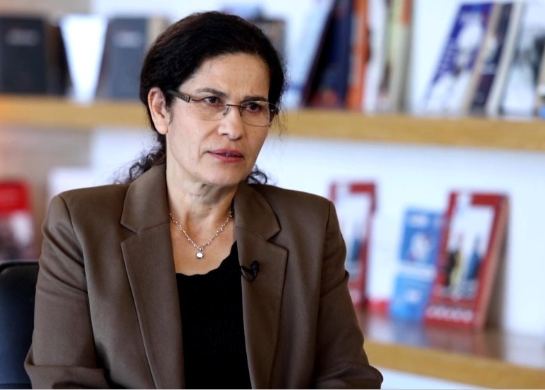 📍DAİŞ tehlikesi hala var

İlham Ehmed: Şam yönetiminin kontrolü altındaki bölgelerde DAİŞ sembolleriyle dolaşan kişilerin görüntüleri görülüyor, Humus tarafında, çöl bölgelerinde, böyle hareketlikler var. DAİŞ'in Suriye'de bittiğine ve hareketinin sona erdiğine inanmıyoruz.