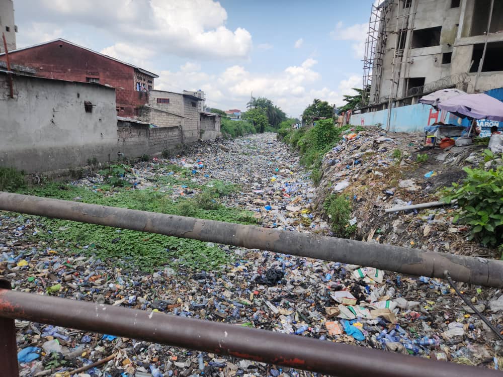 #RDC: Lancement, dimanche, des travaux de curage de la rivière Yolo, située au quartier Mombele à Limete, une commune du centre de Kinshasa, capitale de la République démocratique du Congo, pour prévenir des inondations, a constaté l'ACP.

Organisés par l'ONG "Le Bouclier "