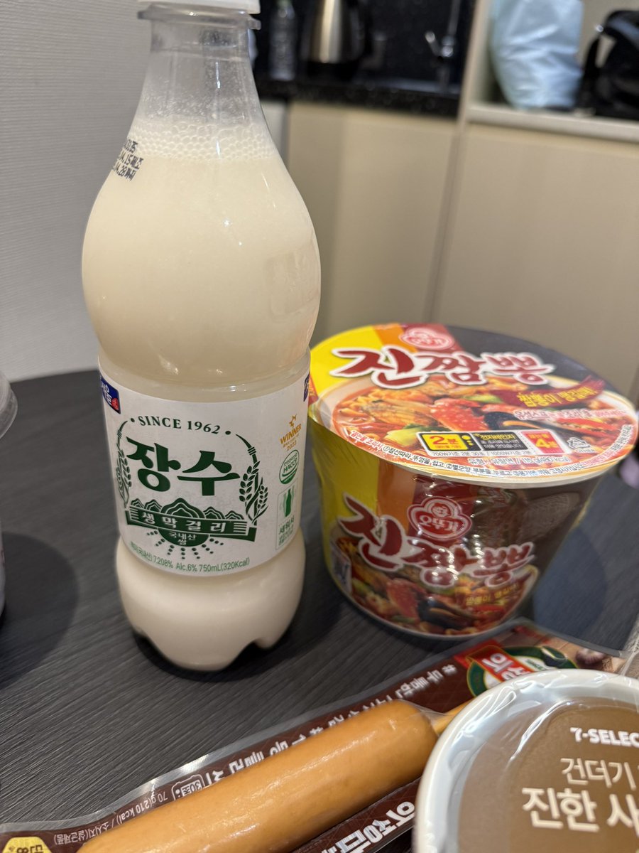 マッコリ飲もうと思って買ったのはいいけどバカでかい1人で飲むのこれ…