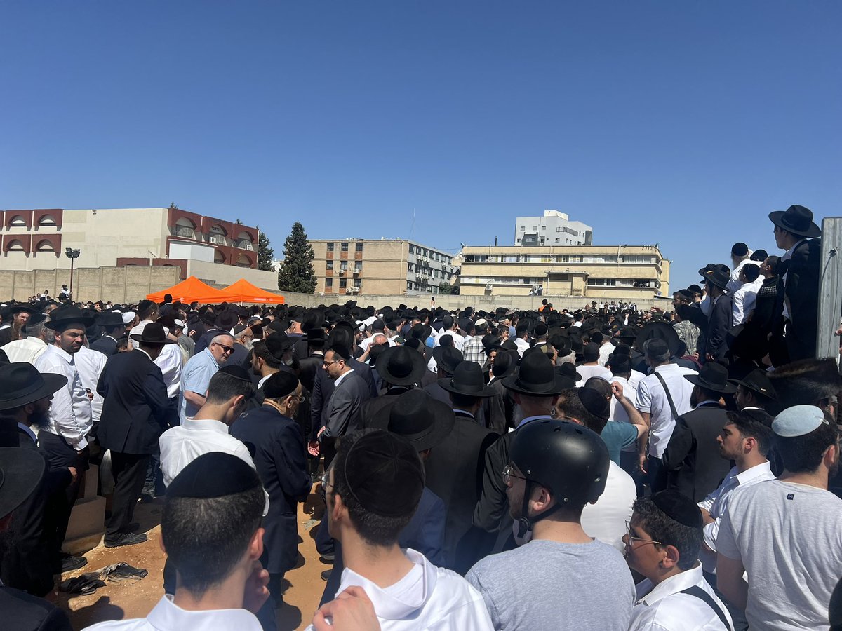 האם הציבור החרדי נהג בו בחייו בכבוד הראוי?
שמא אף אנו חטאנו לעתים בשיפוטיות על-פי קיטלוג מפלגתי במקום להביט נכוחה בגדלותו התורנית?
סליחה, רבינו! 
ההפסד כולו שלנו.
הרהורים נוקבים ברגעי הקבורה של גאון הגאונים מרן ראש הישיבה רבי מאיר מאזוז זצוק״ל במעמד רבבות אלפי ישראל