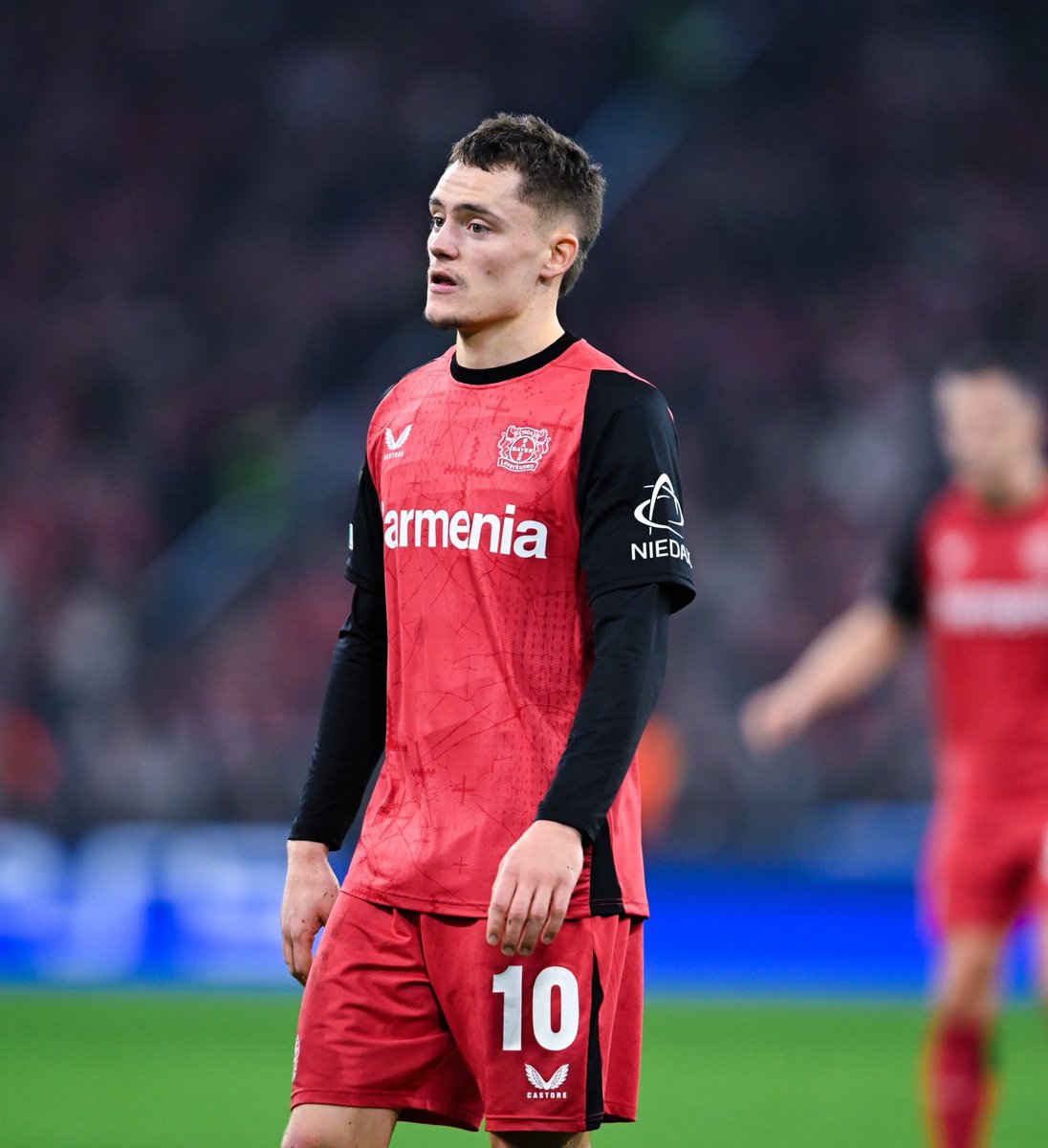 _BeFootball's tweet photo. 🚨🚨 𝗕𝗥𝗘𝗔𝗞𝗜𝗡𝗚 ! FLORIAN WIRTZ 🇩🇪 𝗔 𝗖𝗛𝗢𝗜𝗦𝗜 𝗟𝗘 𝗥𝗘𝗔𝗟 𝗠𝗔𝗗𝗥𝗜𝗗 𝗣𝗢𝗨𝗥 𝗟𝗔 𝗦𝗨𝗜𝗧𝗘 𝗗𝗘 𝗦𝗔 𝗖𝗔𝗥𝗥𝗜𝗘𝗥𝗘 ‼️

L'Allemand sait qu'il aura plus de chances de remporter le Ballon d'Or en rejoignant les Merengues.

(@BILD)