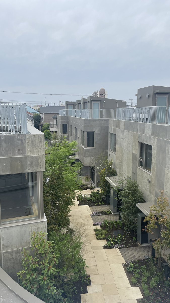 今日は成瀬猪熊さんの集合住宅の内覧会へ
角度を持たせたヴォリューム配置とさらにそれと交わる外構のタイルが奥行を感じさせる。屋内外のパブリックプライベートの関係を植栽が本当に上手く作り出していて居心地が良かった。プランを面白いものがあったりと楽しめた。