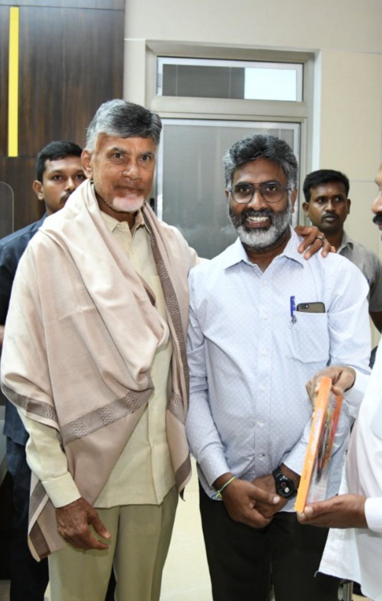 #HBDLegendCBN 
ఐదు దశాబ్దాల రాజకీయ అనుభవం...
ఉమ్మడి ఆంధ్రప్రదేశ్ ను సుదీర్ఘ కాలం పాలించిన ధీరుడు...
నవ్యాంధ్ర తొలి ముఖ్యమంత్రి...
అయనే CM బాబు...✌️✌️

*శ్రీ నారా చంద్రబాబు నాయుడు గారికి హార్థిక 75వ జన్మదిన శుభాకాంక్షలు......*

* విజనరీ అనే పదానికి.. కేరాఫ్ అడ్రస్....

* అభివృద్ధి
