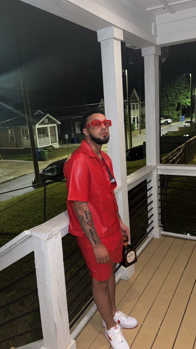 TSolo__'s tweet image. Cheers to #26❣️