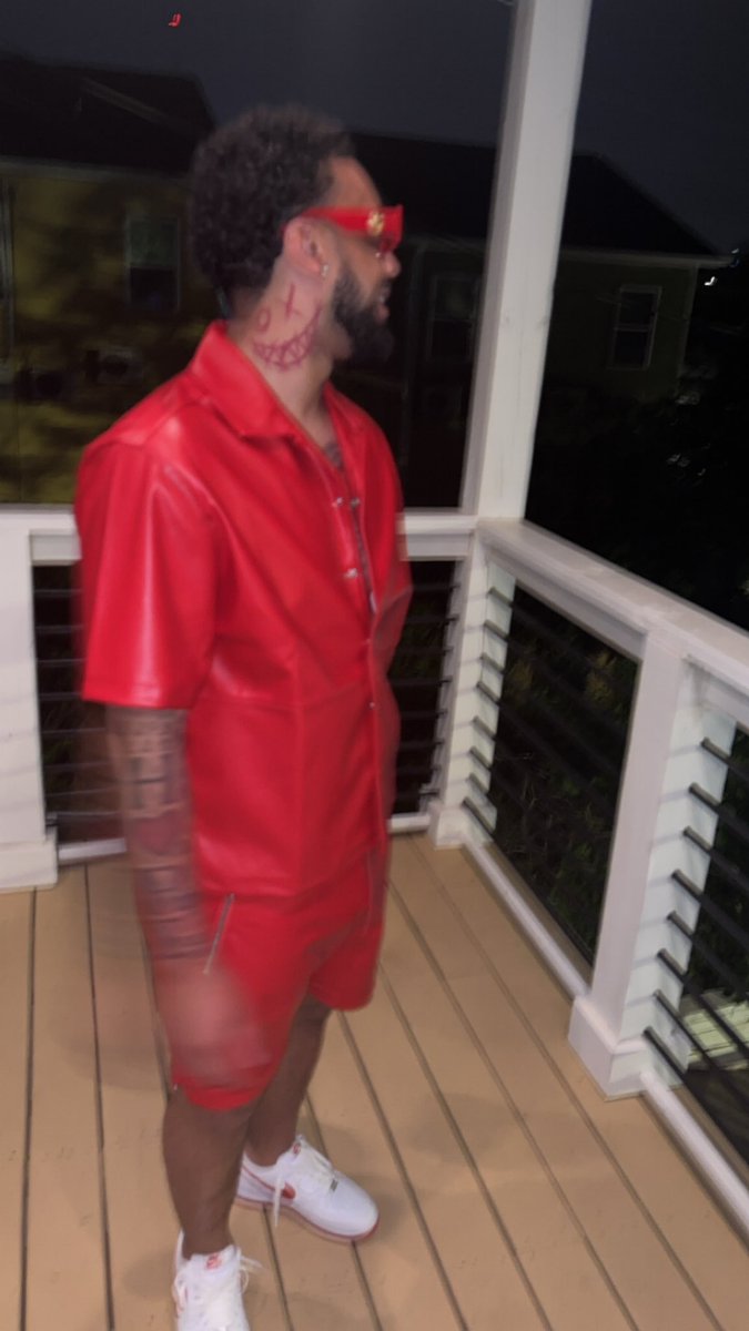 TSolo__'s tweet image. Cheers to #26❣️