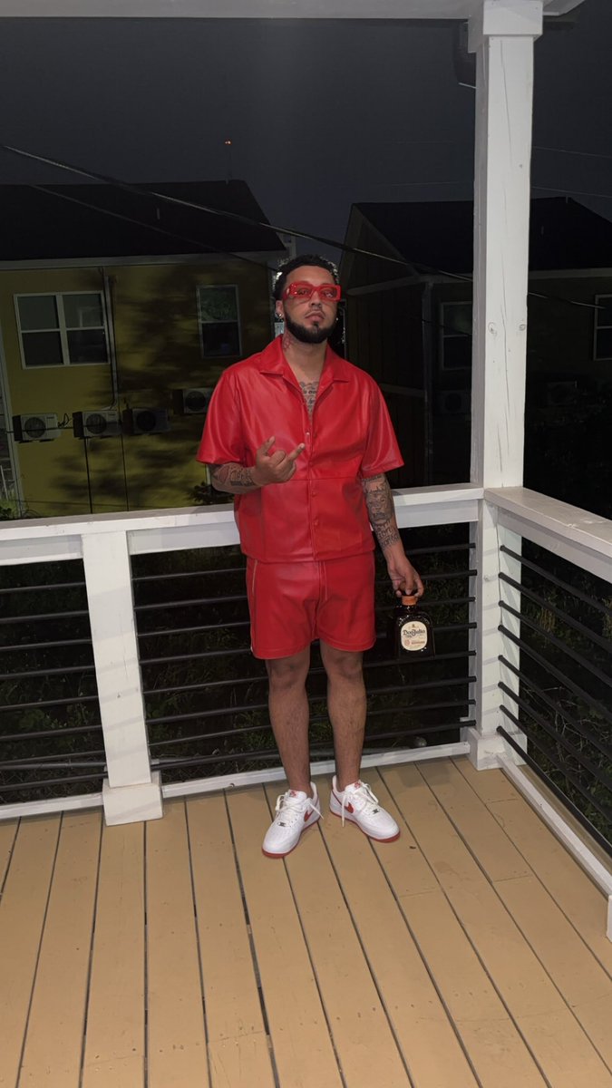 TSolo__'s tweet image. Cheers to #26❣️