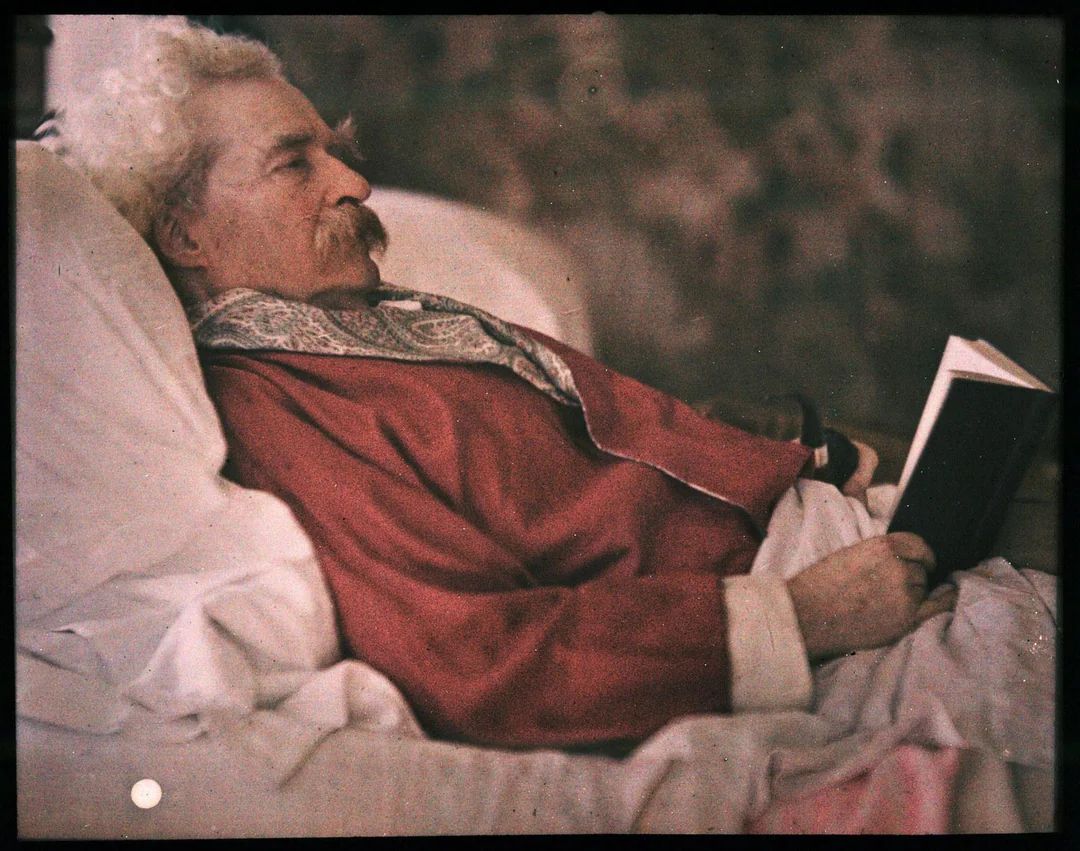 AdventuresInfo9's tweet photo. Mark Twain lying in his bed at home in 1909, he died the year after. Not colorized, this is Autochrome Lumiere. https://t.co/KJt2IrlGAu