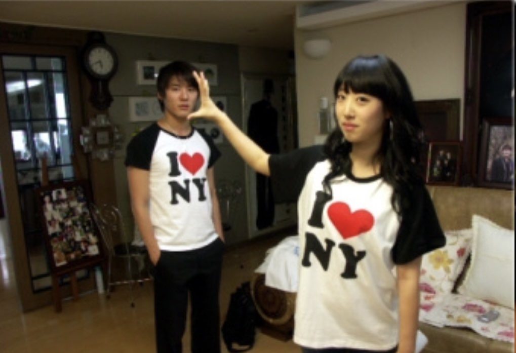 뭔... 사춘기 온 청소년같은 포즌데
사실은 누나 쇼핑몰 모델 해주고 있었다는 사실이