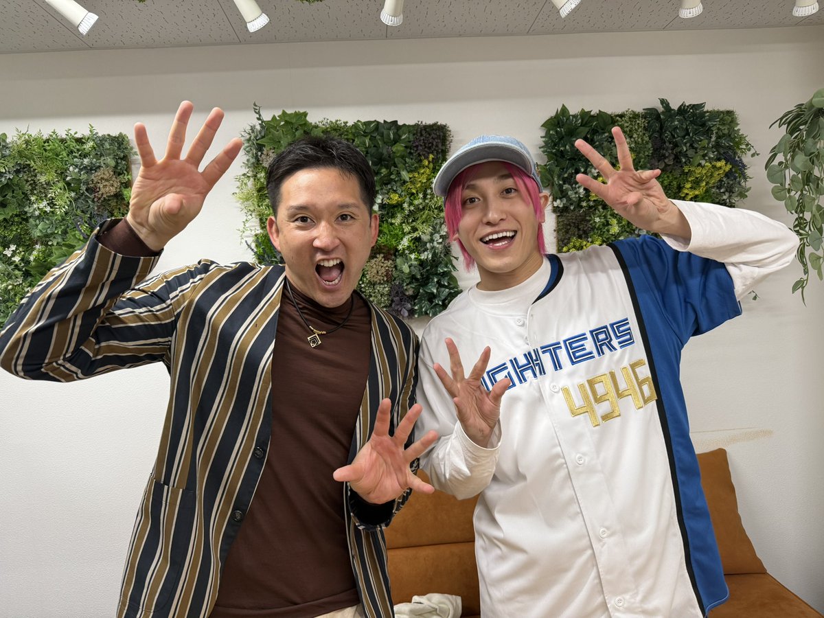 kenshi_sugiya02's tweet photo. カネチーと野球愛溢れる対談をさせて頂きました!
幼少期からファイターズを応援してくださっていたことがもの凄く嬉しかったです!!
皆さん是非熱スギヤch見てください💪
第一弾:https://t.co/Fio2rxKpNu…
第二弾:https://t.co/OMznzmkXBK…
第三弾:https://t.co/eUc96lfbvQ…
#EXET
#兼近
#北海道日本ハムファイターズ
#lovefighters
#侍JAPAN
#熱スギヤch