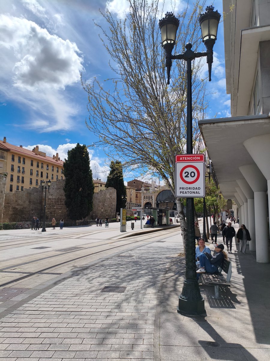 _zomass_'s tweet photo. Al taxista de @RTaxiZaragoza42 que me ha increpado por cruzar la calle Aben de aire por cesar augusto, como ha dicho con mofa el, al final si soy yo el profesional. La prioridad es peatonal en toda la calle cesar augusto. Denle recuerdos de mi parte https://t.co/HlWrsF88qa