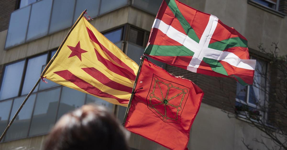 ✳️ Avui saludem el poble i jovent d’Euskal Herria per la seva diada de l’ #AberriEguna. 

Fins l’alliberament total de les nostres nacions i pobles #LaLluitaContinua ✊🏼