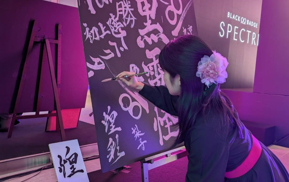 2025.4.19
ロールス・ロイス・モーター・カーズ福岡様にて、ライブペイントをさせていただきました。

【黒電怪】

お客様やスタッフの方々にもボードに文字を書いていただき、一緒に作品を作りました。

凄く楽しかったです🥰

素敵な時間をありがとうございました！

instagram.com/p/DIqwR4WywGD/…
