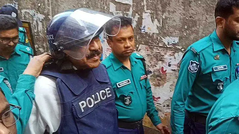 হ্যান্ডকাফ পড়ানো নিয়ে পুলিশ সদস্যদের হুমকি দিলেন শাজাহান খান