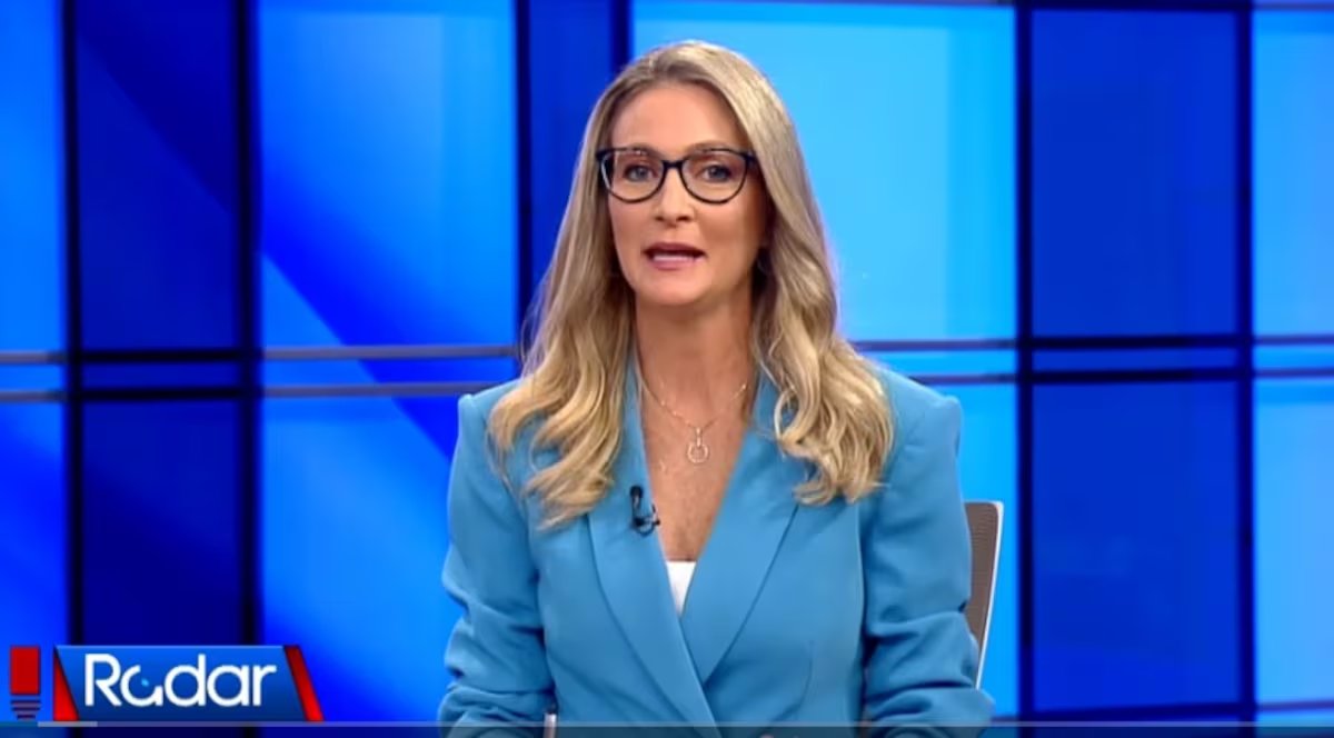 * Sabrina Bacal
Con todo el respeto que femeninas se merecen, usted es la excepción.
Ha llegado al punto que gran parte de la población no la soporta e irrita!
Es hora que se arrepienta y se entregue a Dios?
Haga lo correcto!