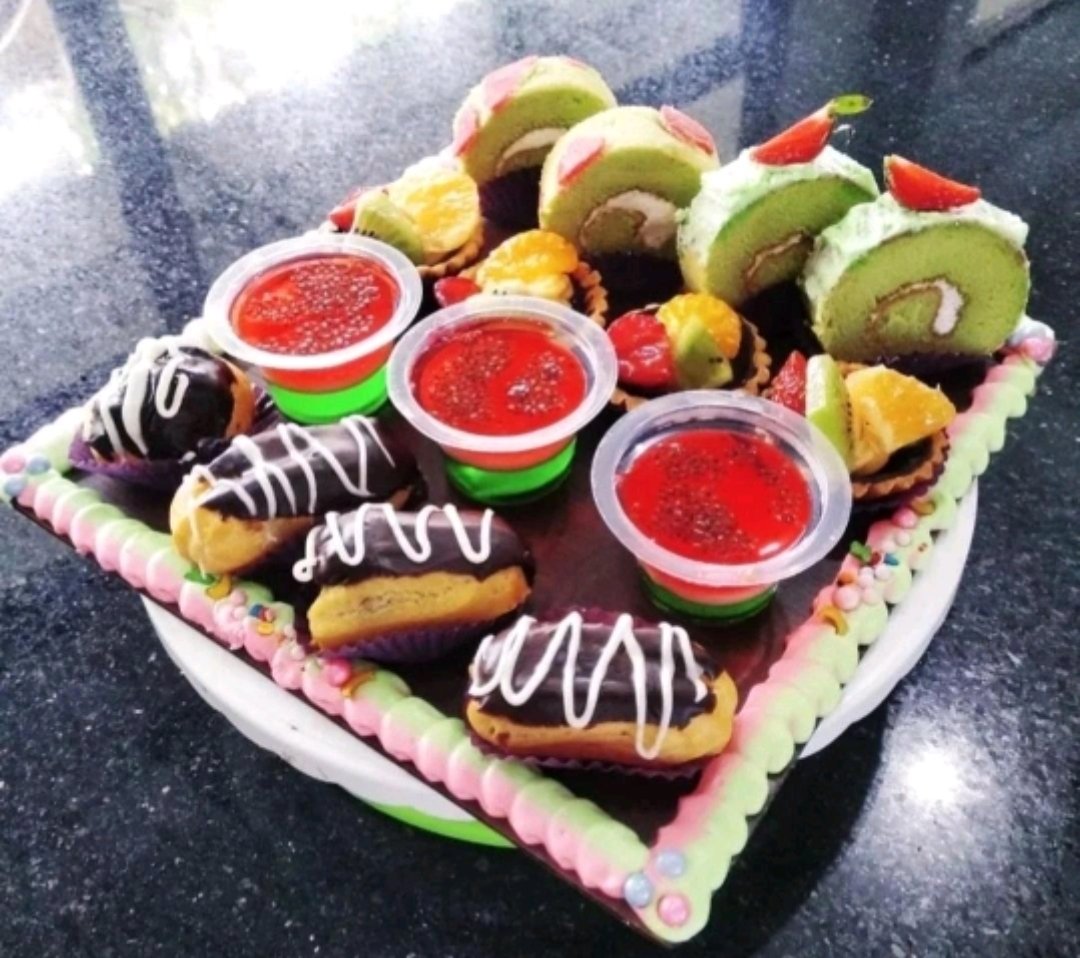 dailybakin's tweet photo. 4. ✨️MASAKK✨️ PLIS MESKI TANGAN W SELALU KECIUM PANASNYA OVEN, CIPRATAM MINYAK TP W SUKA BGTTT 😩😩. tp ini real ya, prnh magang bnrn di bidang masak memasak 😭, jujur kangen magang cmn hrs kuat2in menthall wkwkk. soon mungkin akan mengarah sesuatu yg kesana..

rate : 9/10 ❤️‍🔥 https://t.co/3qUg3C1ZHa