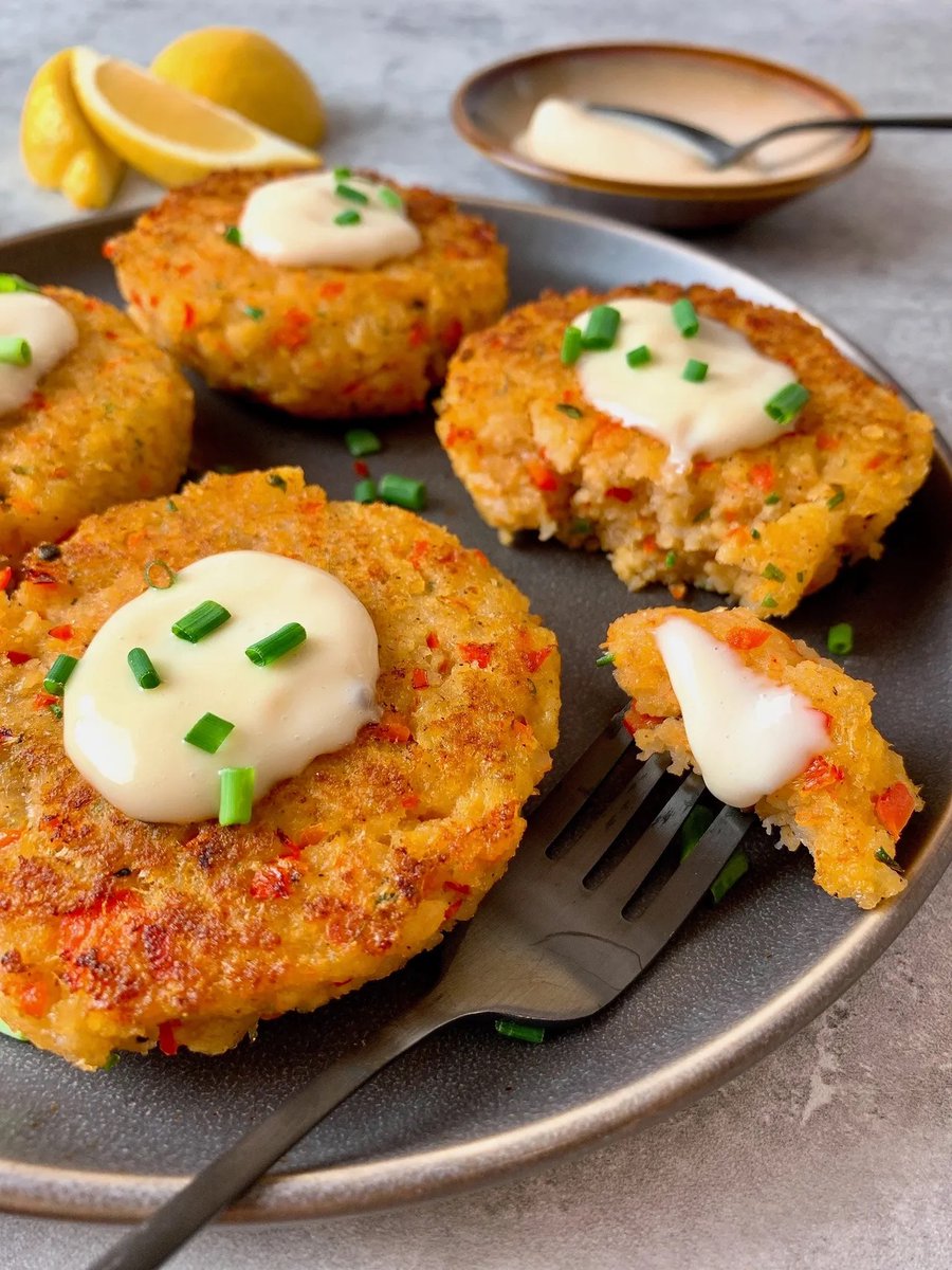 Shrimp Cakes. Crispy on the outside and moist in the middle, these shrimp cakes are scented with bell pepper and chives and topped with a dollop of creamy lemon aioli.
robinmillercooks.com/f/shrimp-cakes…