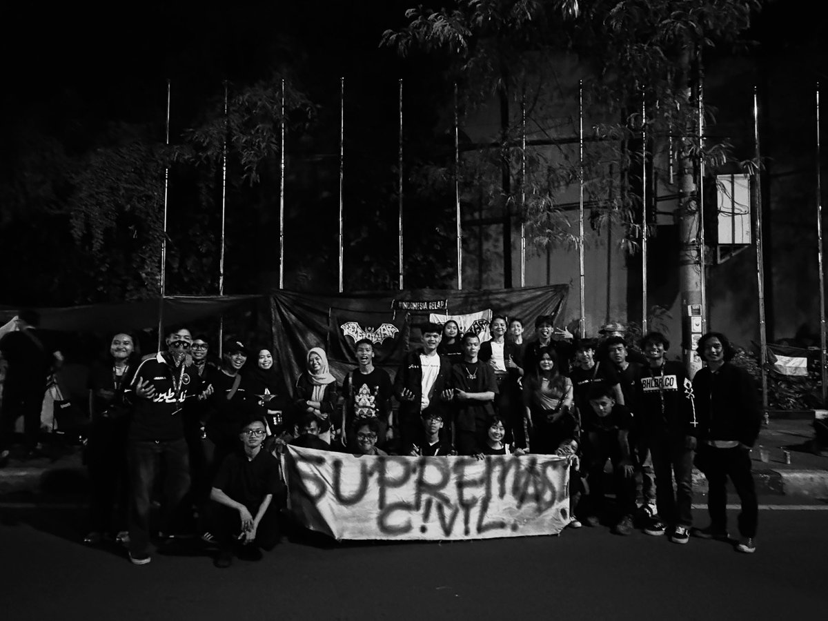 Kelelawar_ID's tweet photo. Ngobrol, dengerin musik, gelar tikar, tapi juga bersuara.
Hari ini Kelelawar nongkrong sore di depan Gerbang Pancasila DPR, bawa semangat Piknik Melawan. Karena bersantai bukan berarti diam.  Jaga suara rakyat sipil tetap lantang.

#PiknikMelawan #SupremasiSipil https://t.co/6via7eHks0