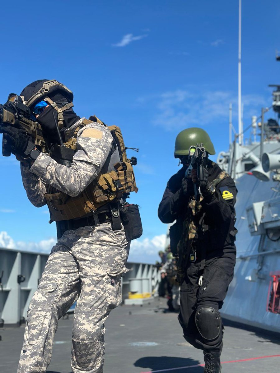 Defence_Nation's tweet photo. #AIKEYME 25 Sea Phase 🇮🇳⚓️🇰🇪
Indian Navy's #INSChennai and #INSKesari successfully conducted manoeuvering Exercise and Visit Board Search & Seizure (VBSS) drills.
The MARCOS alongwith #TPDF and the #Kenyan special forces too engaged in activities.
#Kenya #India #NavyPower https://t.co/vAvVu0VtSM
