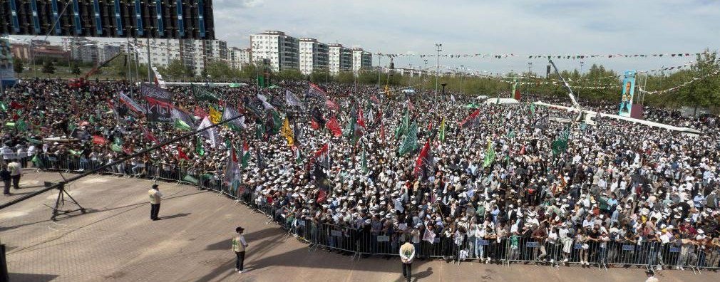 zyapicioglu's tweet photo. Üç kıtadan katılan davetliler ile birlikte #Diyarbakır'da
#DirenişÖnderi Hz. Muhammed temasıyla düzenlenen #MevlidiNebi etkinliğindeyiz.

İslam, Allah'a teslimiyettir. Bütün sahte ilahları reddetmek, çağın nemrut ve firavunlarına direnmektir.

Salat ve selam olsun #DirenişÖnderi'ne,
Selam olsun izzeti kuşanıp direnenlere, onlara destek için meydanlarda kıyamda olan yüzbinlere.