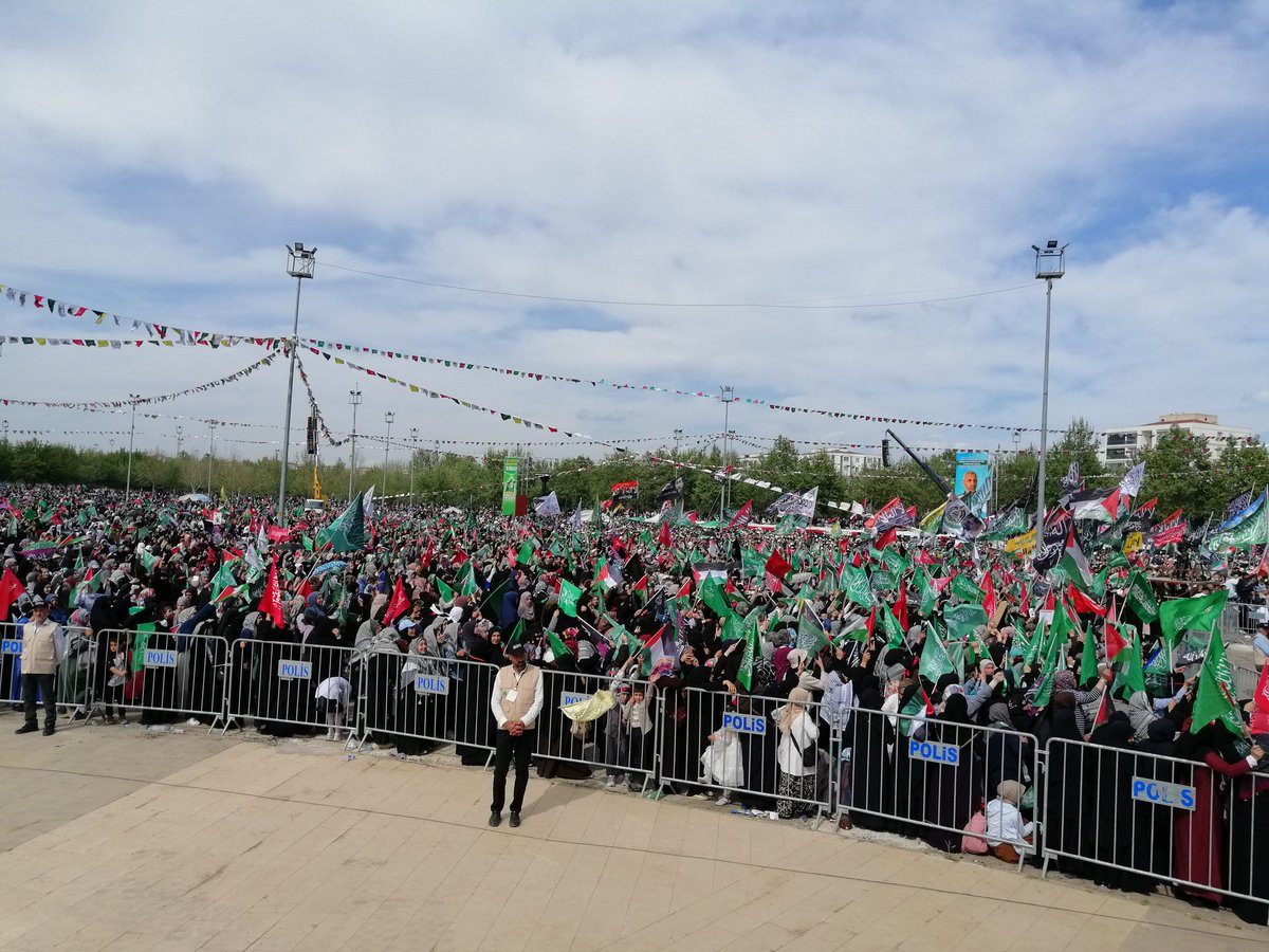 zyapicioglu's tweet photo. Üç kıtadan katılan davetliler ile birlikte #Diyarbakır'da
#DirenişÖnderi Hz. Muhammed temasıyla düzenlenen #MevlidiNebi etkinliğindeyiz.

İslam, Allah'a teslimiyettir. Bütün sahte ilahları reddetmek, çağın nemrut ve firavunlarına direnmektir.

Salat ve selam olsun #DirenişÖnderi'ne,
Selam olsun izzeti kuşanıp direnenlere, onlara destek için meydanlarda kıyamda olan yüzbinlere.