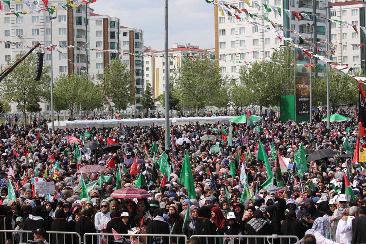 zyapicioglu's tweet photo. Üç kıtadan katılan davetliler ile birlikte #Diyarbakır'da
#DirenişÖnderi Hz. Muhammed temasıyla düzenlenen #MevlidiNebi etkinliğindeyiz.

İslam, Allah'a teslimiyettir. Bütün sahte ilahları reddetmek, çağın nemrut ve firavunlarına direnmektir.

Salat ve selam olsun #DirenişÖnderi'ne,
Selam olsun izzeti kuşanıp direnenlere, onlara destek için meydanlarda kıyamda olan yüzbinlere.