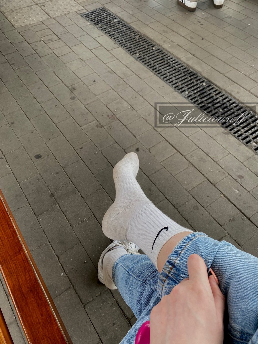 Skarpetki o zapachu 10 godzin podróży pociągiem. Sztachnij się takimi, a już nigdy nie wylądujesz na dołku za posiadanie nielegalnych substancji, bo zwyczajnie nie będziesz ich potrzebował, a przecież za damską odzież cię nie zamkną. Niewykluczone, że pozazdroszczą takich