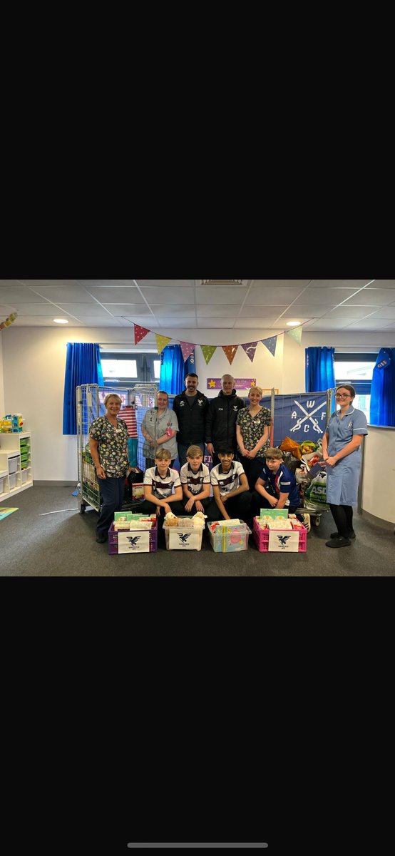 leamrico's tweet photo. A Big Well done to ⁦@WakefieldAFCJRS⁩ &amp; all that donated-for gifting Pinderfields Hospital children’s ward some lovely Easter Gifts. Happy Easter 🐣♥️ https://t.co/4fXmBC9MFX