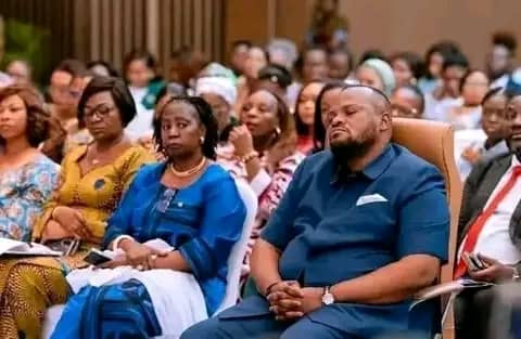 Décidément tout ce que ce gars sait faire c'est dormir 🤷🤷. Comment avoir confié une Ville comme Kin à quelqu'un comme ça 🤷🤷. En réalité, c'est quelqu'un que les médecins légistes devraient qualifier d'inapte au travail 🤦🤦