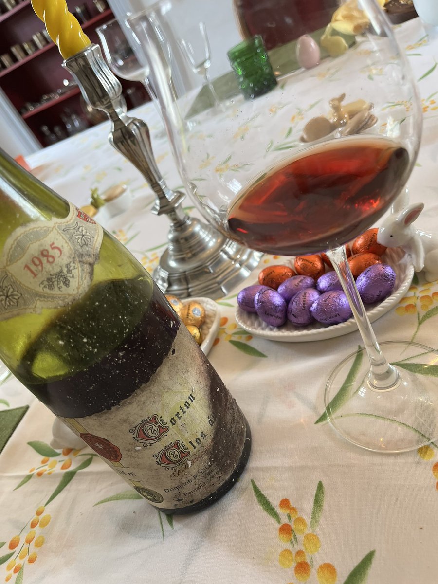 Extraordinaire Corton clos du Roi Dubreuil-Fontaine 1985. Des parfums multiples très aboutis, sans trahir la rigueur bourguignonne fondamentale. Une bouteille de mon ami Michel Chasseuil, issue de la plus belle cave du monde. Superbe !