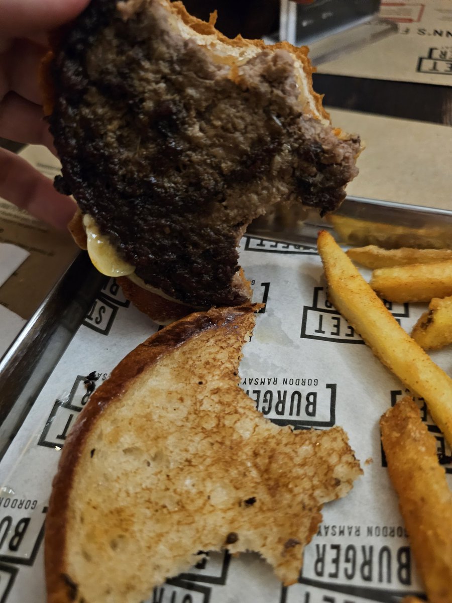BonPansky's tweet image. So @GordonRamsay atleast I can't yell "It's fucking raw" because it's fucking cremated

For a £28 wagyu burger from the O2 street burger, this was laughably bad, worst burger I've ever had