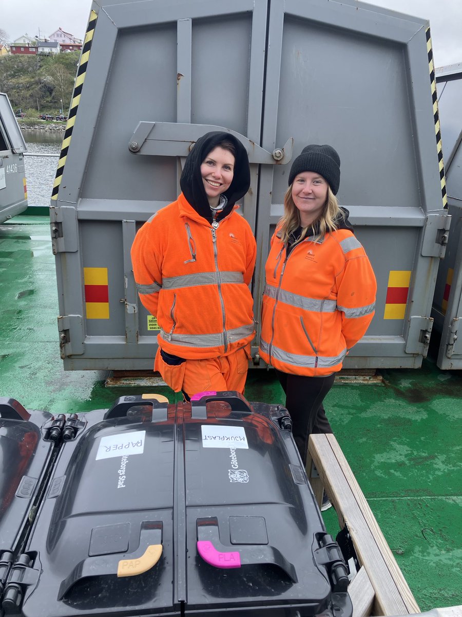 Maja och Emilie håller ställningarna på återvinningspråmen i Sannegårdshamnen. Grymma på att hjälpa folk slänga rätt. Bästa arbetskamraterna 💪